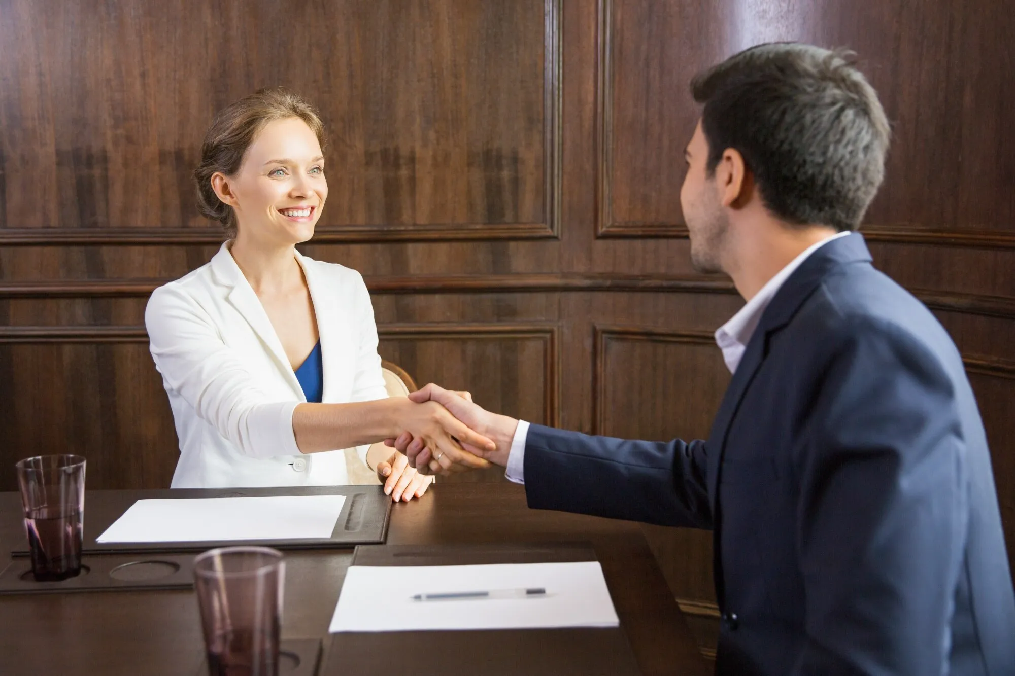 imgi_10_business-woman-shaking-hands-with-man_1262-745
