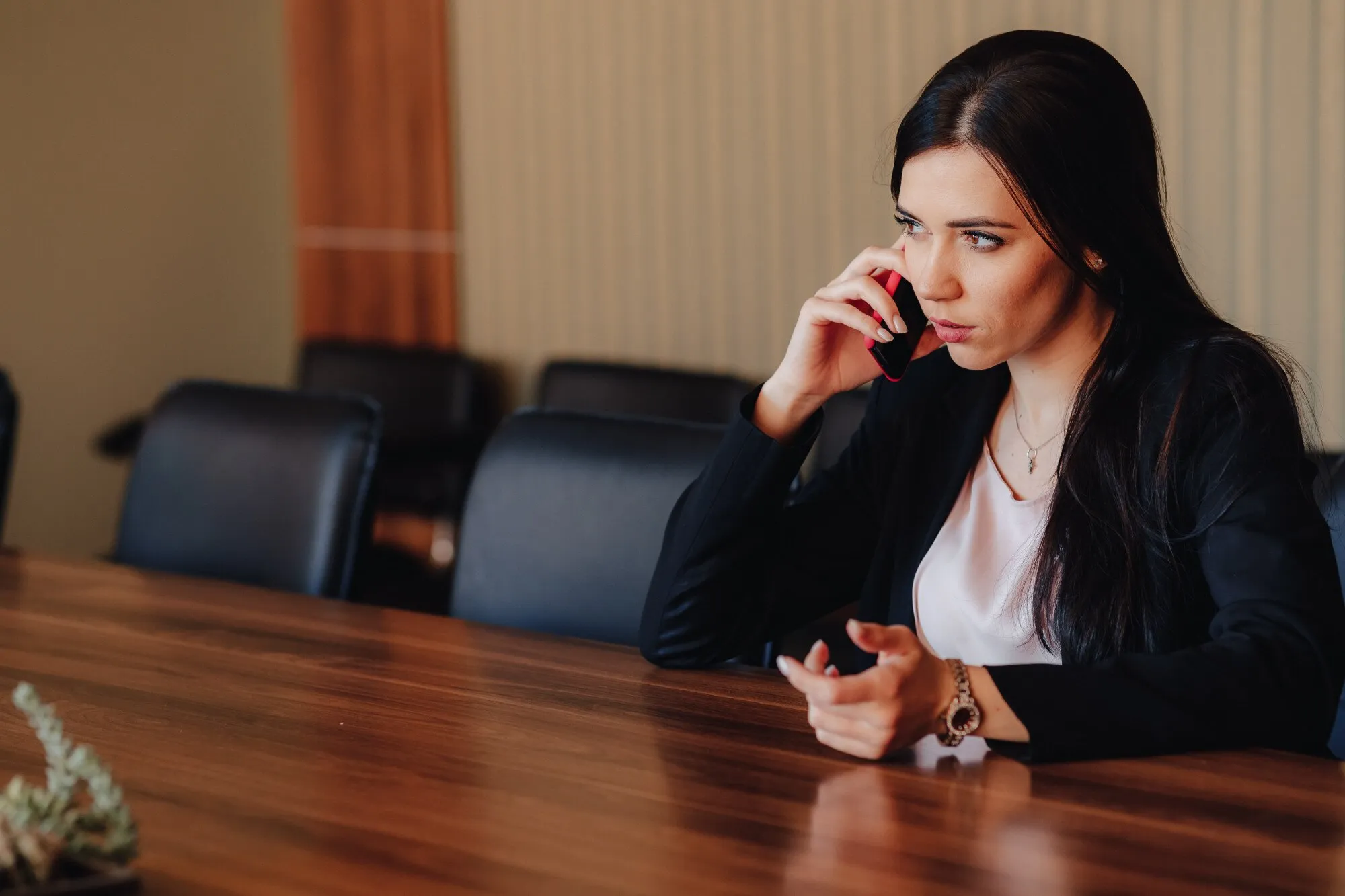 imgi_10_young-attractive-emotional-girl-business-style-clothes-sitting-desk-with-phone-office-